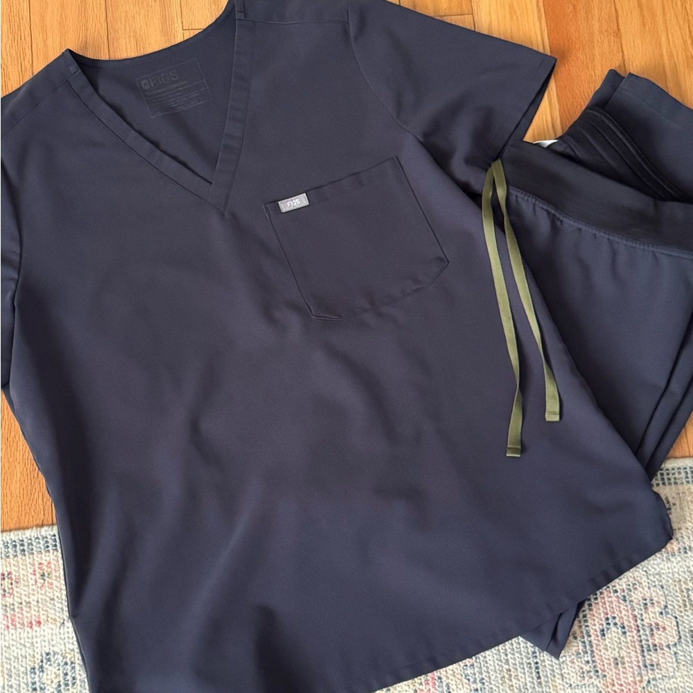 Figs Women's Scrub Set - Picture 2 of 3